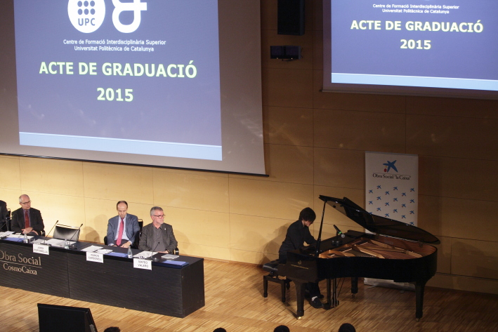 Interludi Musical, a càrrec de l'estudiant Javier Maroto.JPG