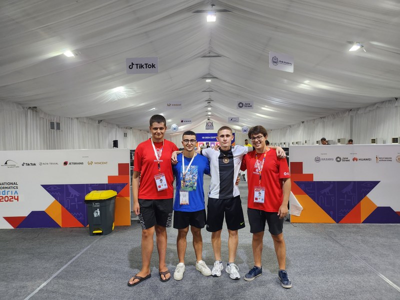 Equip espanyol IOI. Estudiants del CFIS amb samarreta vermella